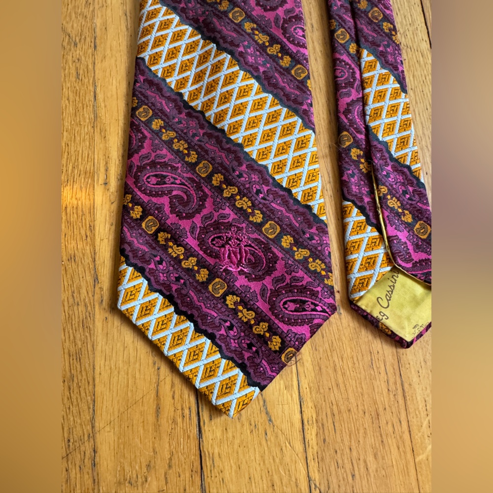 70s Vintage Oleg Cassini for Harris and Frank Yellow and Pink Paisley Silk Tie - Picture 2 of 6